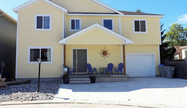 Grand Bend Beach Luxury Home: Cozy & Upscale