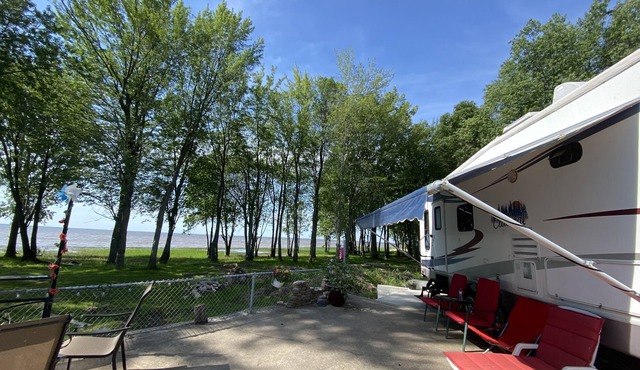 Grande Roulotte Luxe Cardinal Devant le Fleuve St-laurent
