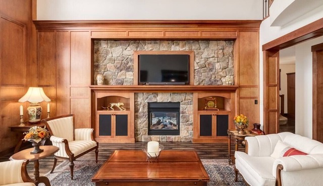 "Grandeur" Luxury living, Sleeps 8!
