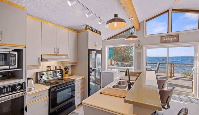 Grandview Beach Retreat - an incredible beachfront is waiting for you!