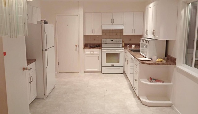 Great Location, Family Room for 6 Near Guildford Town Center, Surrey!