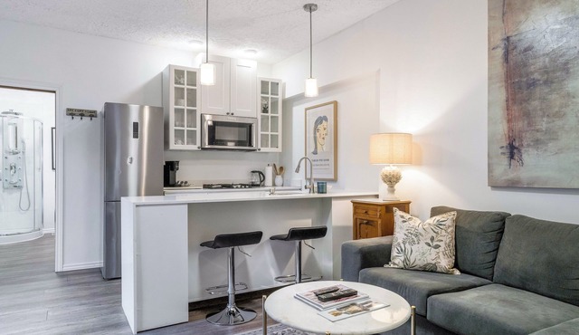 Guest House 12 min to skiing, Free parking, Downtown Collingwood