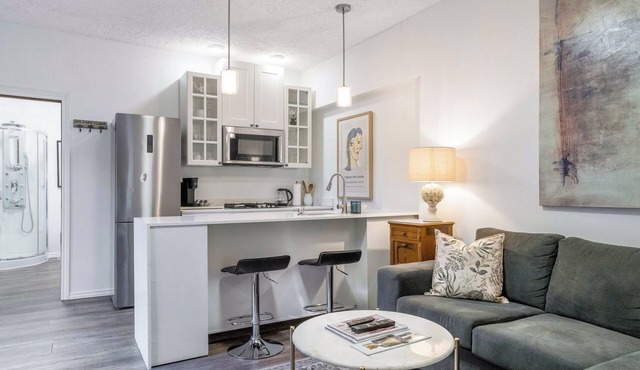 Guest House 12 min to skiing, Free parking, Downtown Collingwood