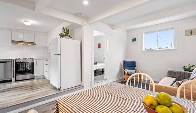 Guesthouse in Strathcona | 1BD/1BA + Patio