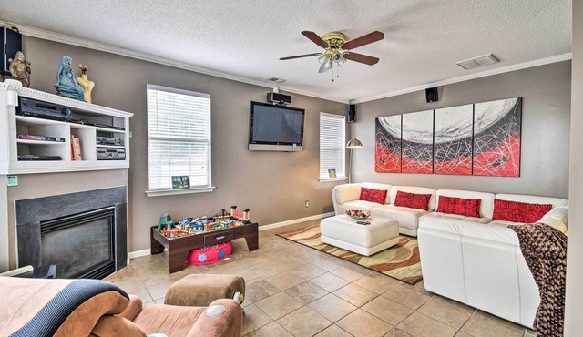 Hampton Home w/Fireplace + Close to Beaches!