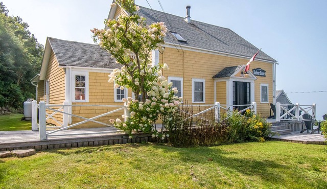 Harbour House - Halls Harbour Waterfront Getaway