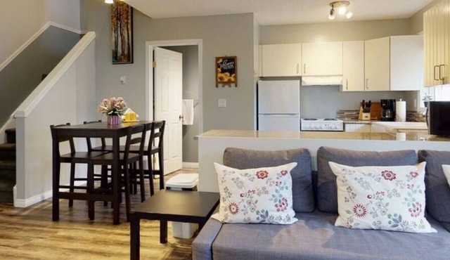 HARMONY HEIGHTS - TWO LEVEL TOWNHOUSE - HOT TUB & FIRE PIT