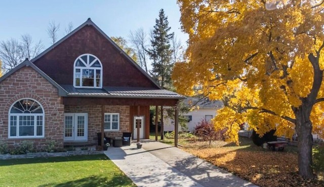 Hastings Haven-Spacious house, waterfront view, public beach, hot tub, & kayaks!