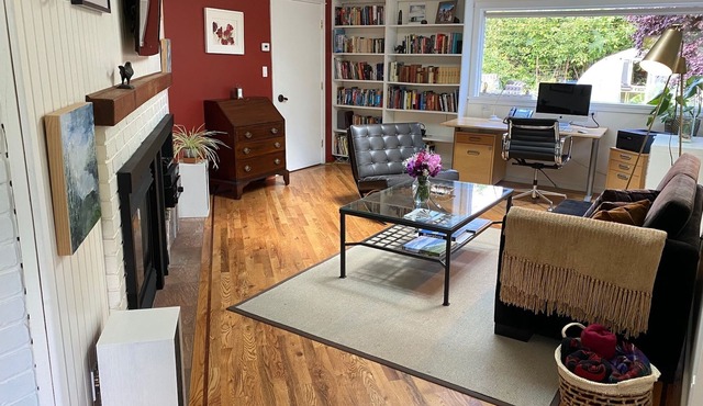 Hedgerow Cottage B & B just steps from Ganges Village waterfront