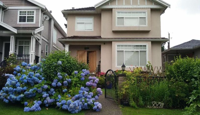 Helen's House/Close to Skytrain and Airport