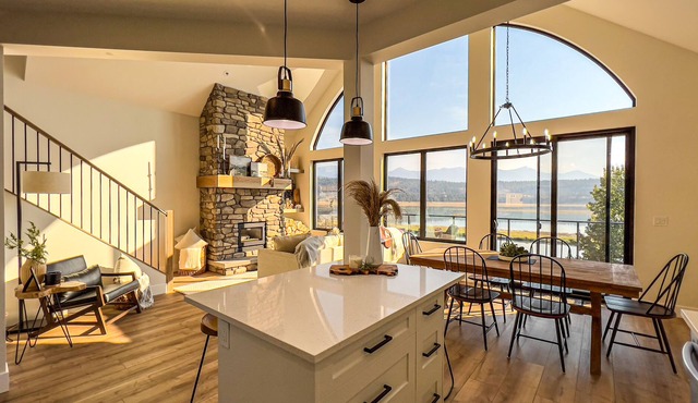 Hidden 💎 - Stylish Lakefront Cottage on Koocanusa 🔆