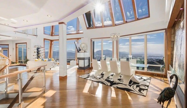 High-End Designer Getaway ~ Views ~ Cinema ~ Games