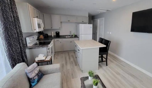 Hilltop Getaway - Apt C