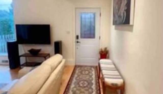 Historic Chambly, 5 minute walk to lake, restaurants, groceries. Quiet street