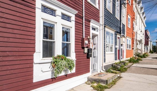 Historic Jelly Bean Row House Walk to Signal Hill