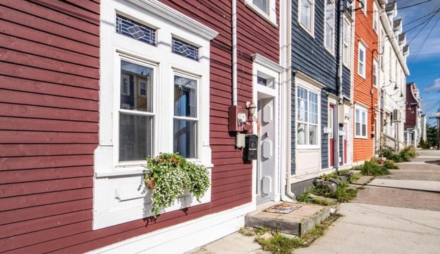 Historic Jelly Bean Row House Walk to Signal Hill