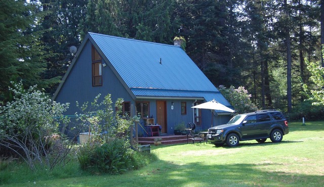 Hobos Pond Cottage. A pet friendly place on the gorgeous Englishman River.