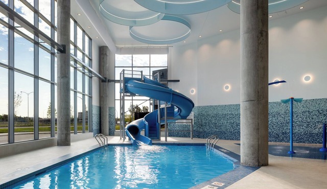 Holiday Inn Express Montreal Airport - St-Laurent by IHG