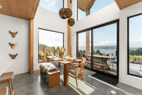 Hot Tub & Amazing Ocean View -The Simple Peak - Non pet friendly