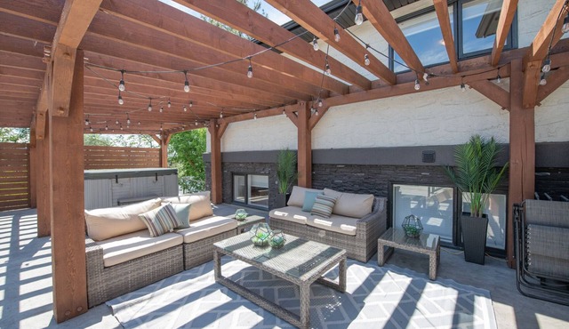 HOT TUB, Family friendly home with Lakeviews minutes away to SilverStar and Golf