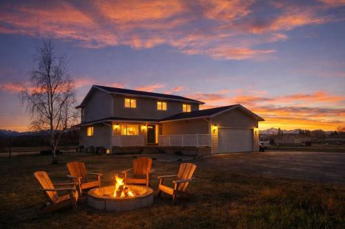 Hot-tub, Games Room, Walk-in Sauna, 7 BM, 15 mins to Waterton