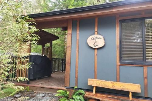 Hot Tub - Pet Friendly - Cozy Escape with Fire Pit