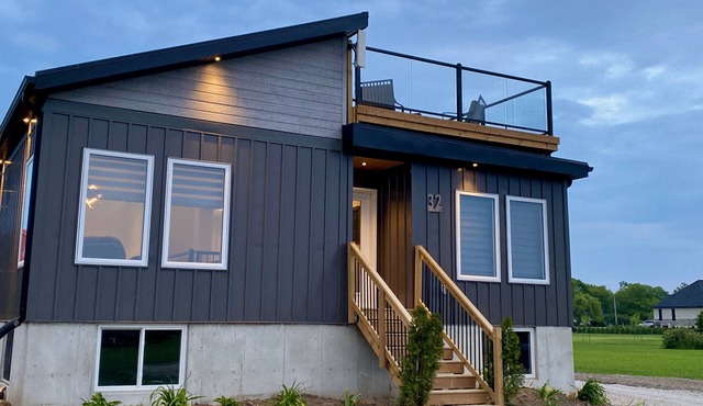 HOT TUB, ROOFTOP PATIO AND SUNSET LAKE VIEWS! Dogs welcome!