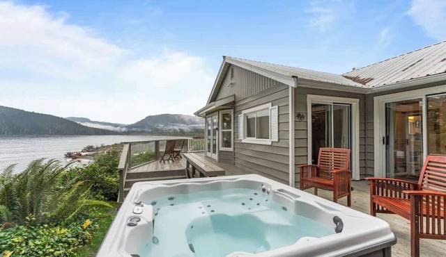 Hot tub - Sauna - Panoramic Ocean View! THE POINT - Pet Friendly