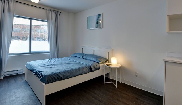 HOTEL ROOM DOWTOWN LAVAL Big STUDIO -PLACE BELL, free parking