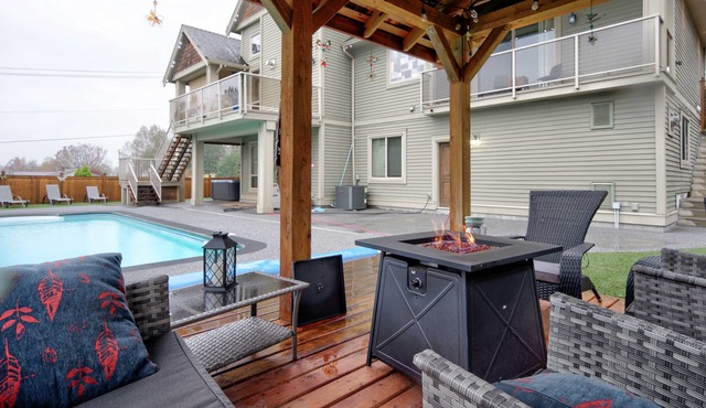 Huge house sleeps 22 w/ pool, hotub, karaoke, pool table