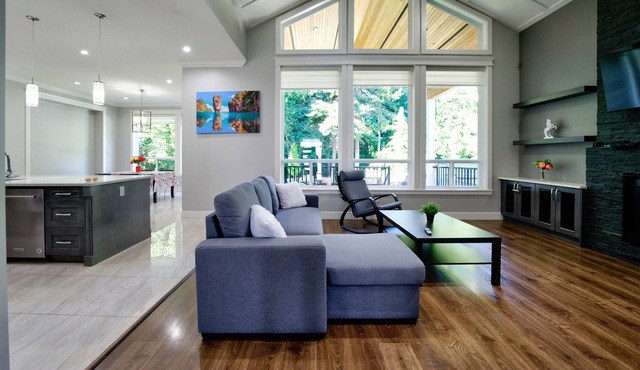 Huge Lux Home, 7 bdrm, AC, Sleeps 18, Pool table