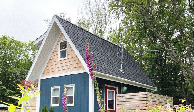Hummingbird House -- Tiny Home with Hot Tub