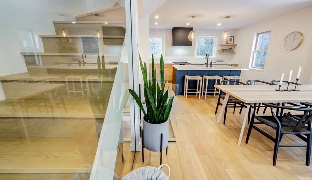 HushHaus- Sleeps 9- Hike Bike Golf-AC, luxury linens and VIP parking pass