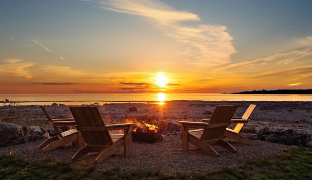 Hypotenuse - 300ft Lake front - All Season with Hot tub and Steam bath.