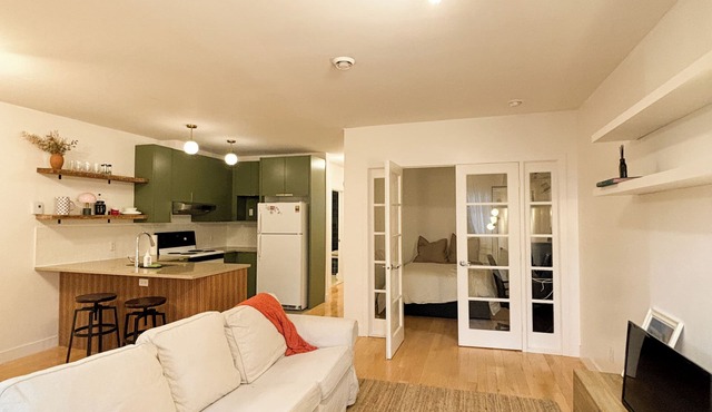 Ideal location for long stays. Modern and cozy. Steps to metro, shops, &cafés.
