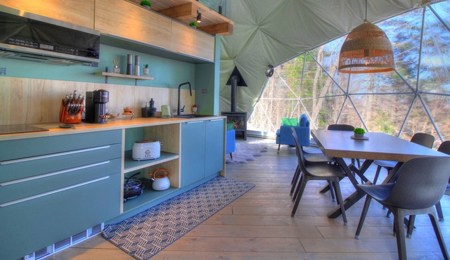 Immersive 4-season accommodation experience in a dome in a natural environment.