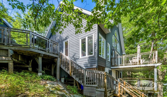 Incl Water Trampoline, Overlooking Lake of Bays! All Day Sun! Hot Tub!