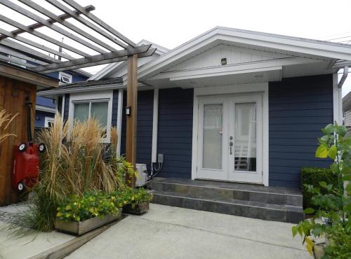 Independent 1 BDRM laneway home near MAJOR INTERNATIONAL SPORTING EVENT FAN FESTIVAL SITE metro free parking