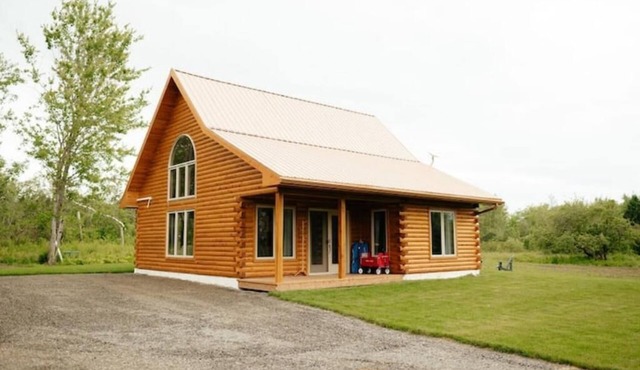 Indulge in Serenity at The Golden Pearl: A Beautiful Log Cottage Escape