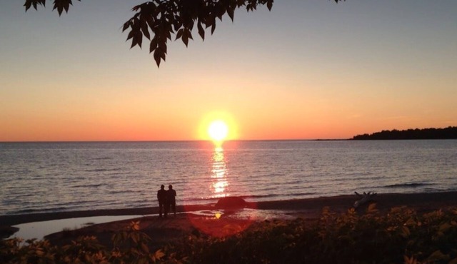 Inverhuron family cottage, steps to lake with view close to sand beach