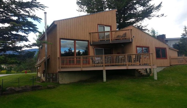 INVERMERE ON THE LAKE! 4 Br Mountain View Home! Huge Yard! Beaches, Boats, Fish, Bike, Eateries, Bakery and Pubs! Welcome Family's, Healthcare Workers and Trades! Monthly Rentals of 28 Nights or More!