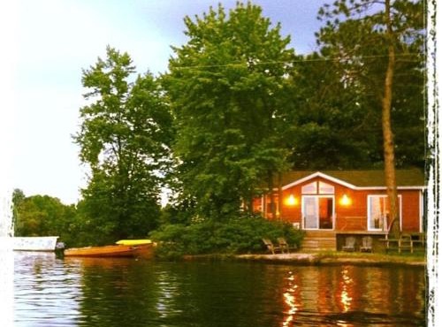 Island Retreat at waters edge Boat&Motor Included