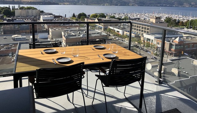 Kelowna Executive condo overlooking the Lake!!!