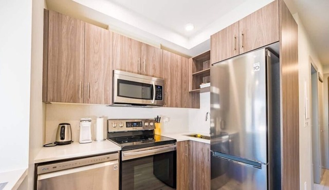 Kelowna Studio Near Restaurants and Grocery