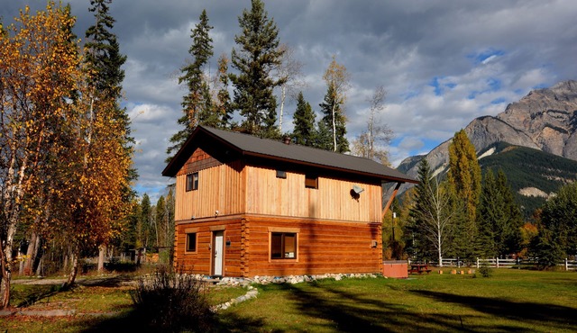 Kicking Horse Kabins - LUXURY LOGHOME WITH HOT TUB