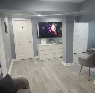 King Bedroom Stylish Unit with Seperate entrance