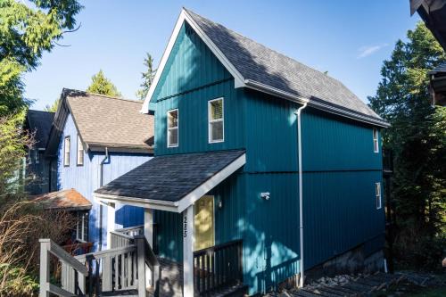 Kingfisher, Waterfront Cabin with Inlet with Mountain Views