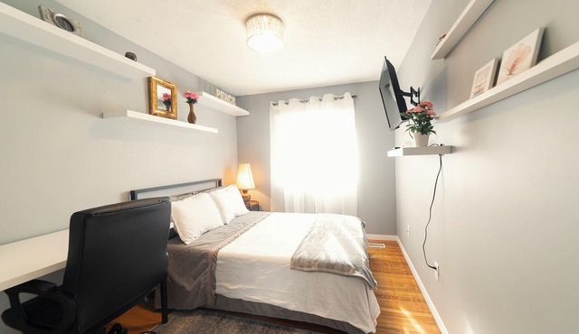 La Chic - Stylish Bedroom With Free Parking and WIFI