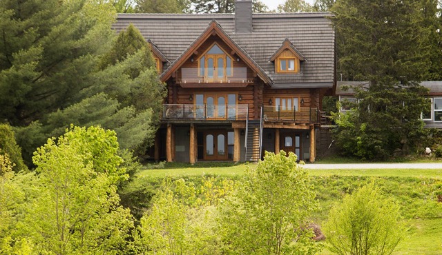 La maison en bois rond vous offre des chambres majestueuses à couper le souffle.
