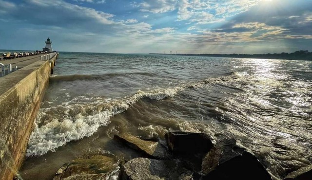 Lake Erie Lux Condo w/ Deck, Patio & private Beach (Aquamarine)
